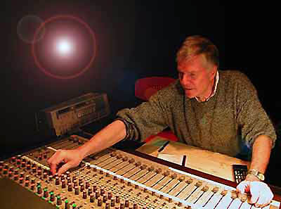 Jean-Christian Michel compositeur contemporain célèbre en studio d'enregistrement