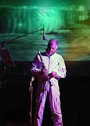 Jean-Christian Michel en concert interstellaire devant écran géant